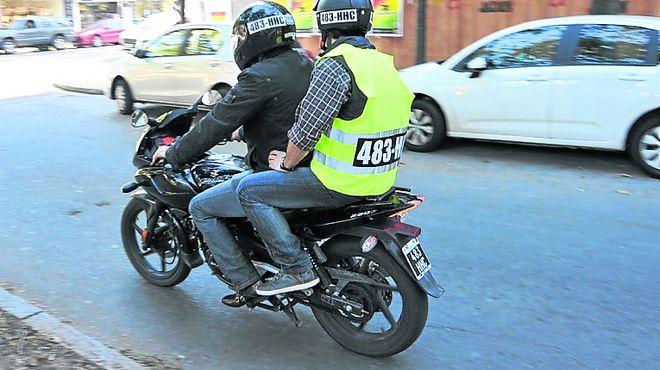 paleta Vacaciones Tanzania Es obligatorio el uso de casco y chaleco con patente para acompañantes de  motos en la provincia de Buenos Aires - Exclusivo Motos
