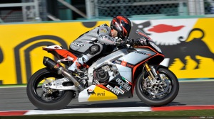 0063 p11 guintoli action 0 full