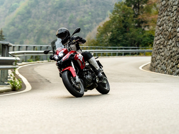 5d3ac7840de694c97e3497a1 comienza la aventura con la nueva benelli trk 251