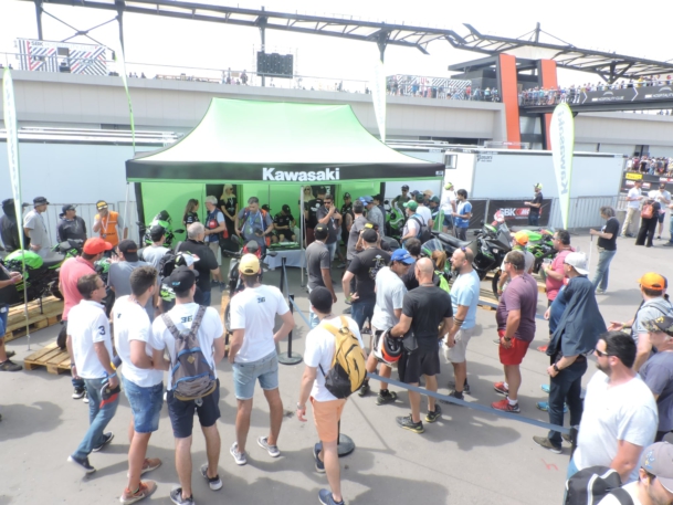 jonathan rea firmando autografos