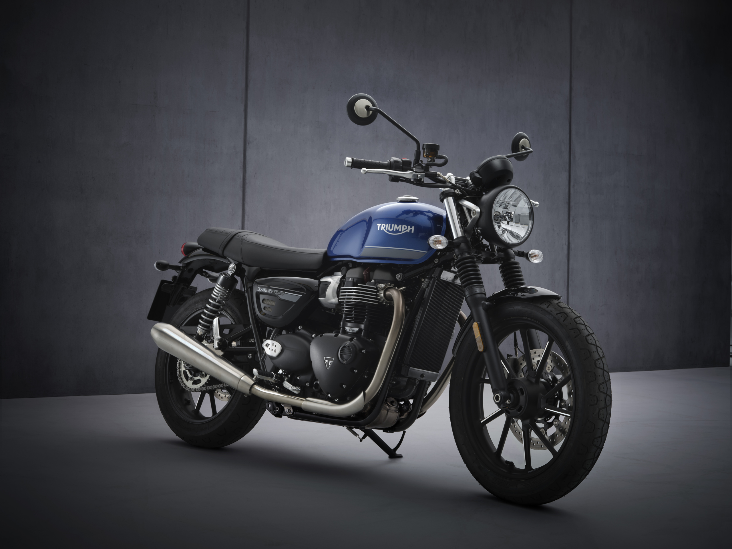 Triump Street Twin Hero 2021