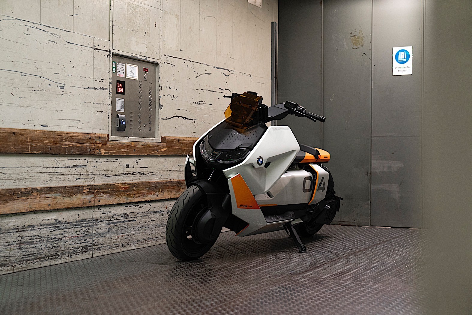 BMW confirmó la llegada del scooter eléctrico CE04