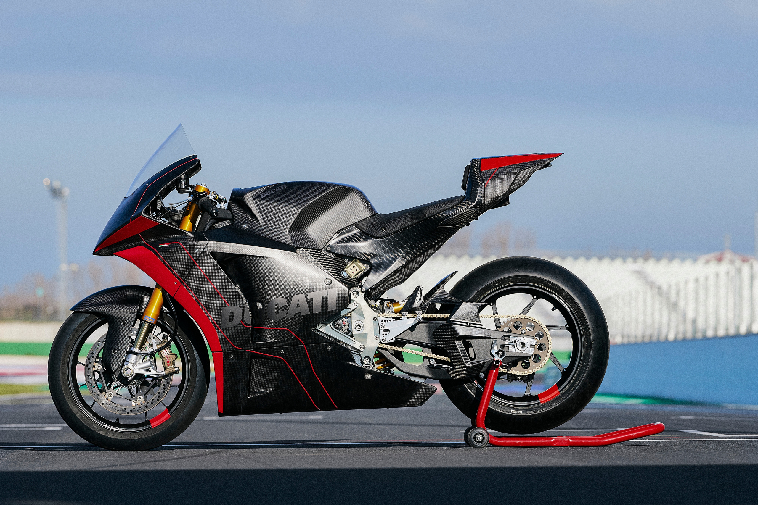 La Ducati MotoE en acción por primera vez en el circuito de Misano