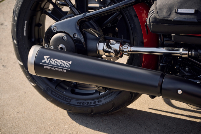 BMW presentó nuevos silenciadores Akrapovic para la BMW R 18
