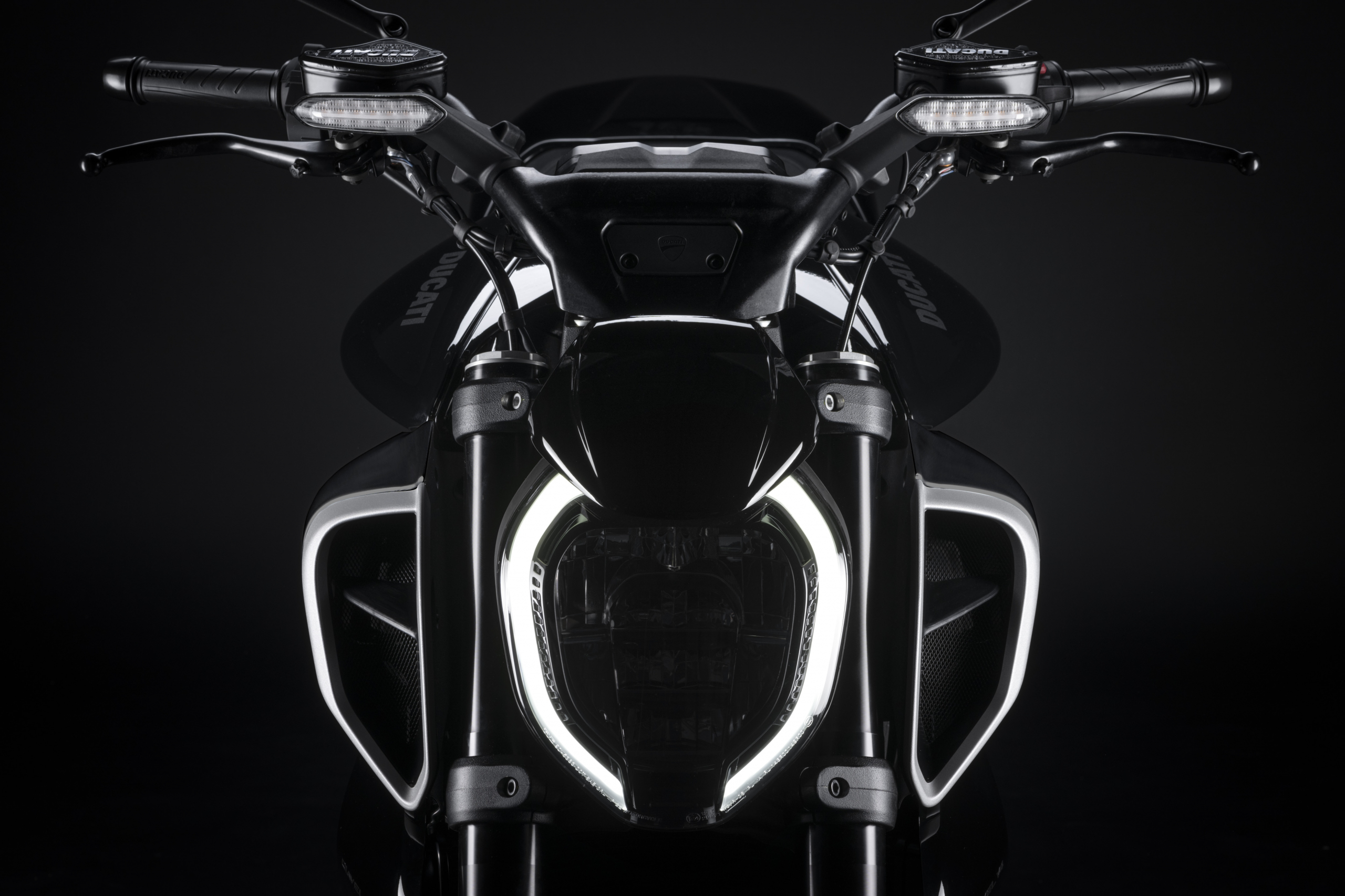 Ducati Diavel V4 Luces LED frontal