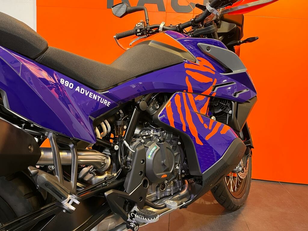 KTM 890 Adventure Dakar trasera detalle