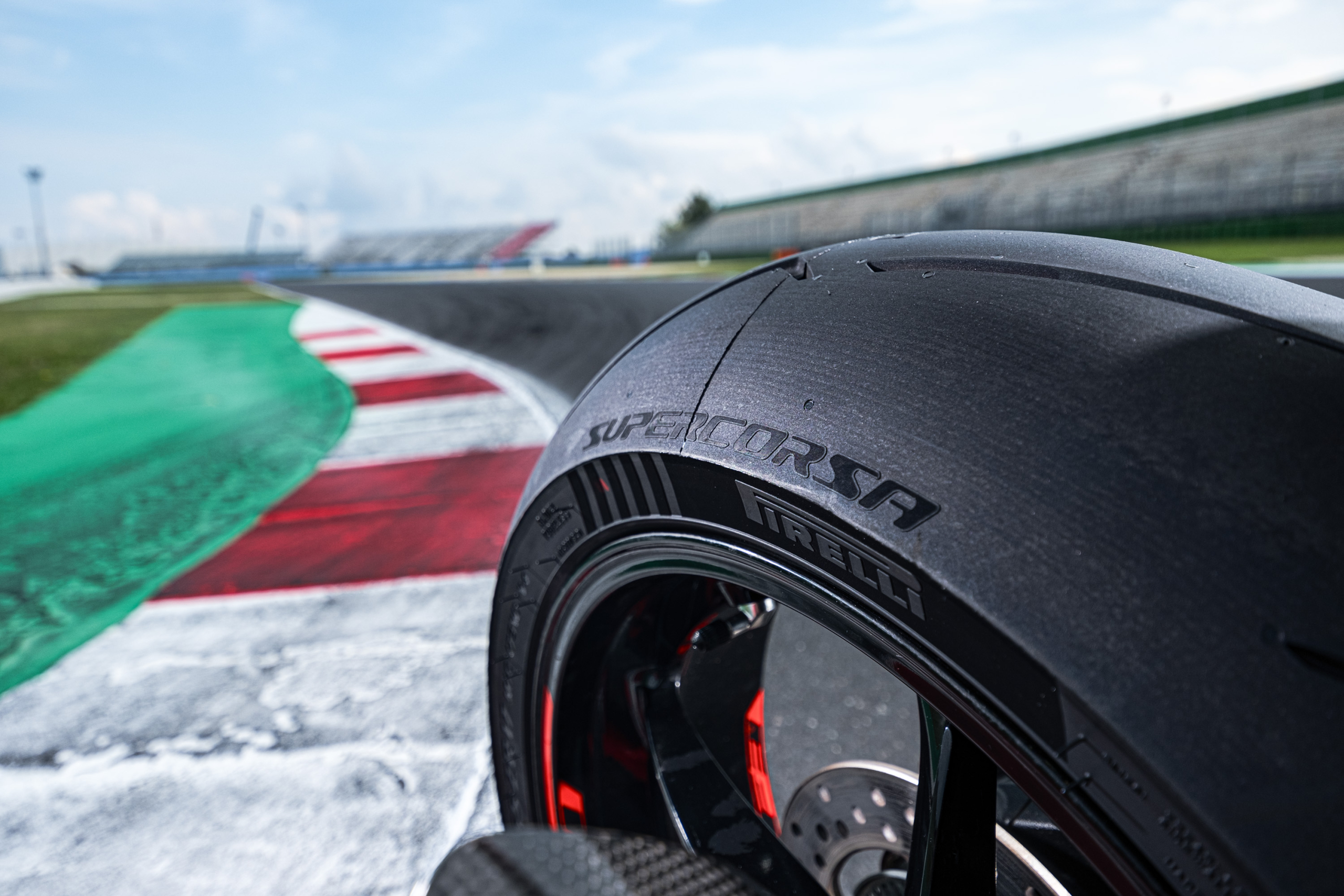 Pirelli presentó los nuevos Diablo Supercorsa V4