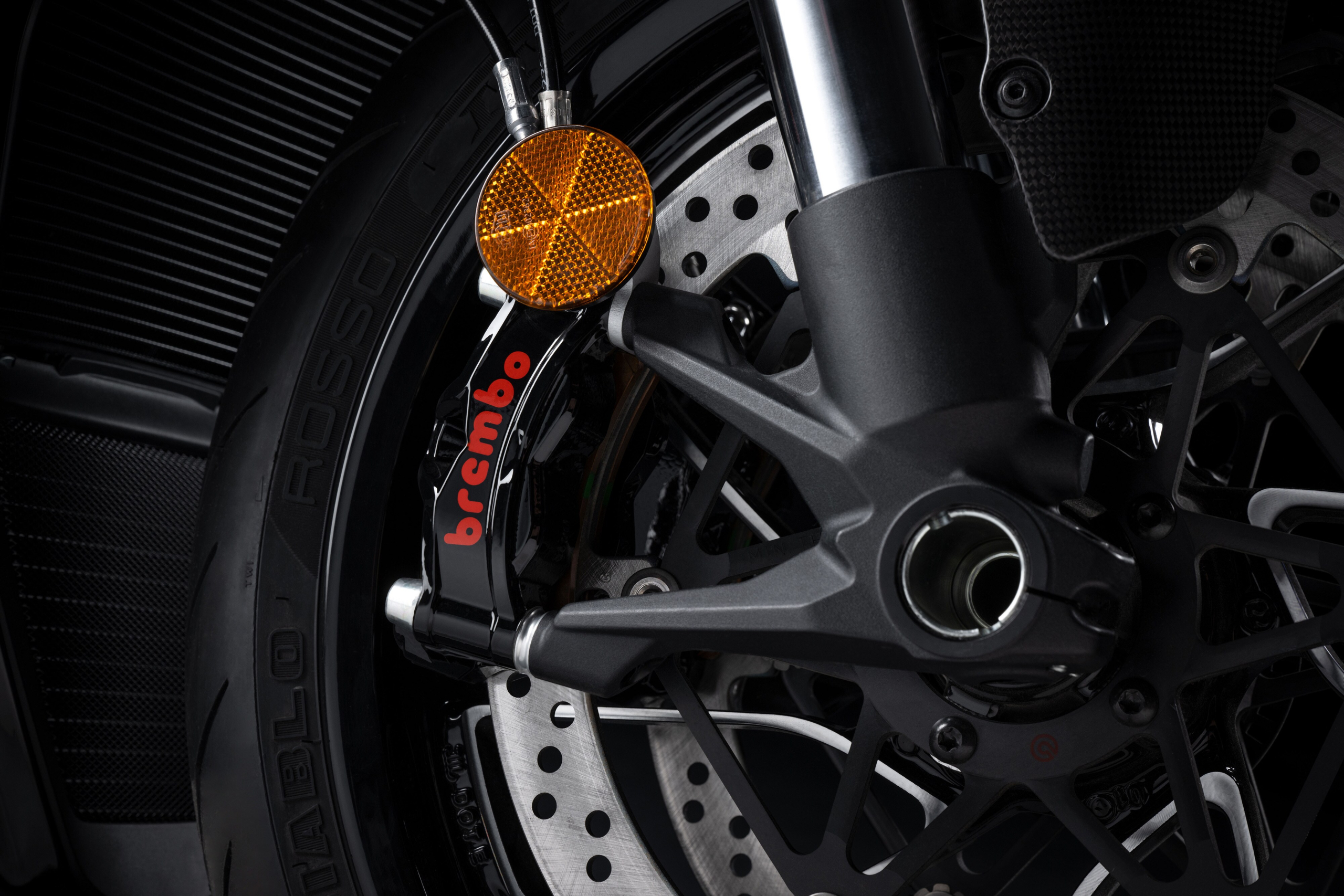 Nuevos accesorios para Ducati Diavel V4 pinza