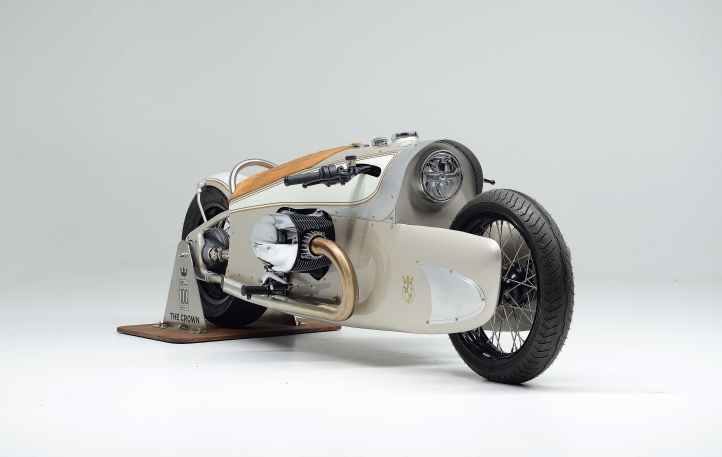 P90513778 highRes bmw r 18 the crown 0 min