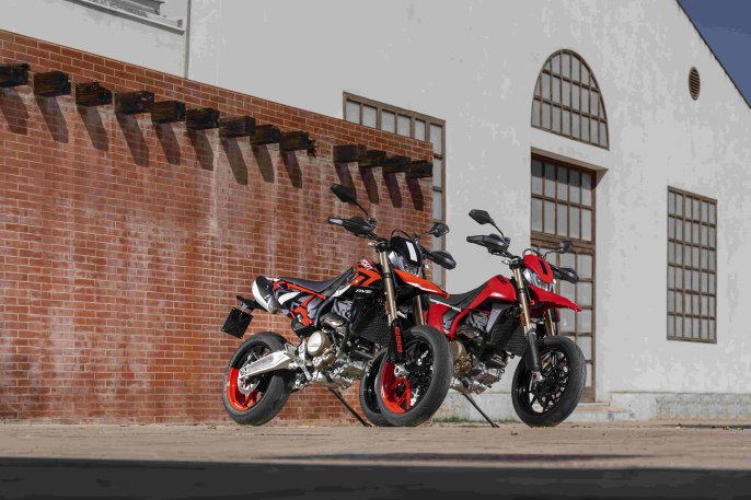 MY24 HYPERMOTARD 698 MONO DYN 70 UC575996 High min
