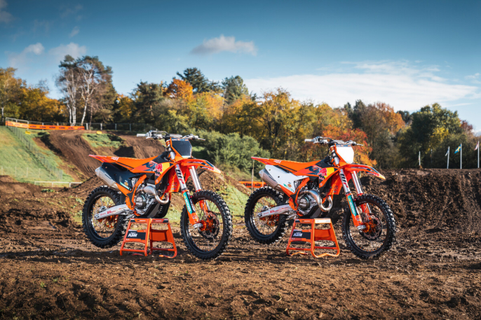 KTM SX-F Factory Edition 2024: del barro a los garajes
