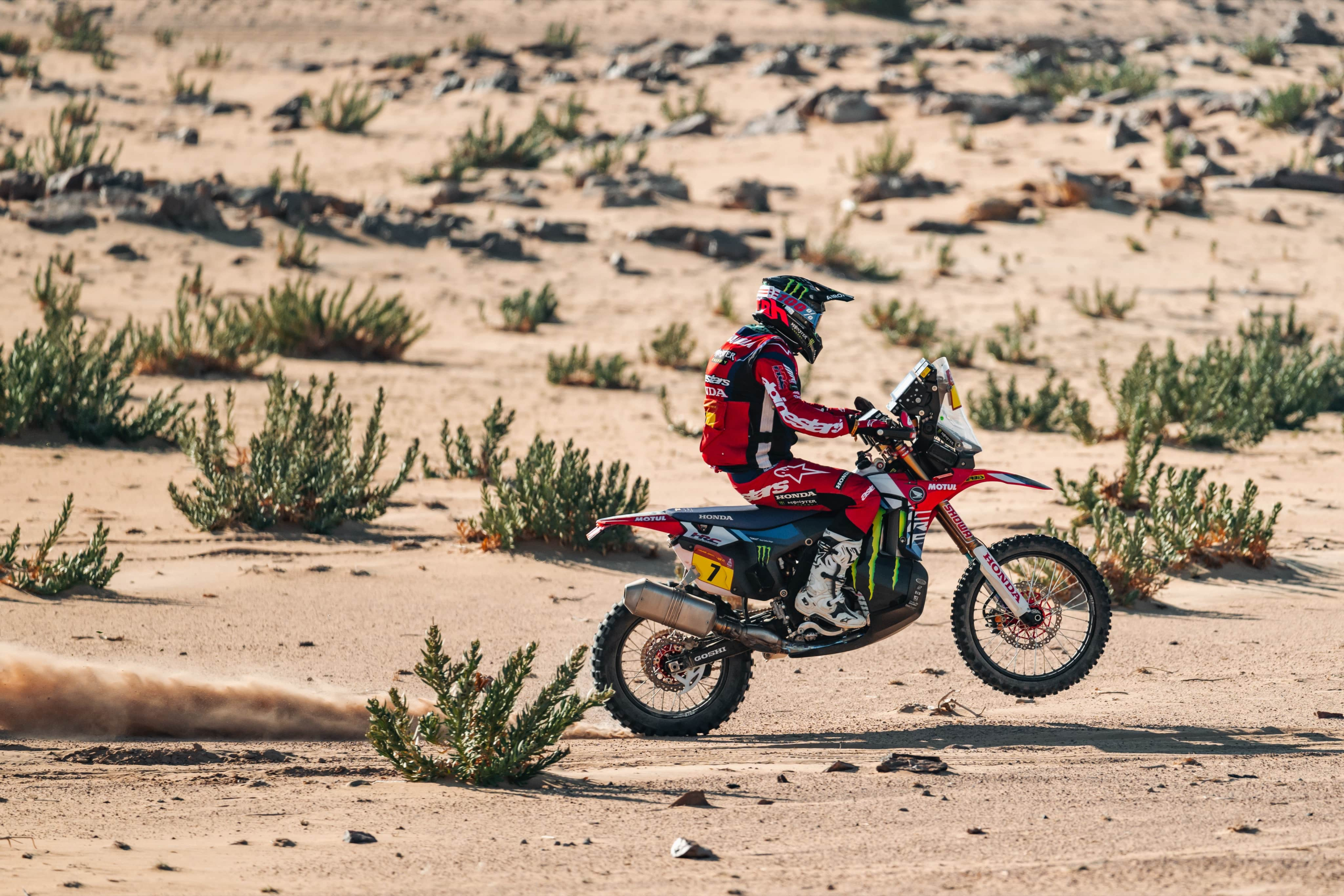 En un Dakar 2024 que no da respiro, Pablo Quintanilla se tomó revancha de lo sucedido ayer y resultó el ganador de la quinta etapa. El chileno fue el mejor en los 118 kilómetros cronometrados que iban de Al-Hofuf a Shubaytah, y que fungió como antesala de la etapa de 48 hs de mañana. 'Quintafondo' fue el primero a tan solo 37 segundos de Adrien van Beveren, que llegó en segundo lugar, y a 1 minuto y 39 segundos del tercero, un renacido Toby Price. A su vez, Ross Branch llegó en quinto lugar y es otra vez líder de la tabla general, gracias al 14vo puesto de Ignacio Cornejo. Luciano Benavides comenzó el día entre los primeros lugares, pero perdió terreno. Su hermano Kevin, también quedó bastante relegado en el 12vo lugar. Quintanilla confirmó el poderío chileno en el Dakar 2024 y se redimió de lo pasado en días anteriores. El nacido en Valparaiso ganó la quinta especial con un tiempo de 1 hora, 32 minutos y 53 segundos en la previa de la etapa crono de 48 hs. La etapa comenzó con el piloto de Honda en un cabeza a cabeza con un competidor del Rally2, el portugués Bruno Santos. Detrás de ellos, se unieron a la pelea Ricky Brabec y Luciano Benavides a poco mas de tres minutos de diferencia. No obstante, al cruzar el ecuador de la carrera, Quintanilla se apoderó de la punta con el objetivo de dejar atrás los malos tragos de días anteriores. A su estela se ubicó Adrien van Beveren, quien viene de menor a mayor en todas las etapas. Llegados al vivac de Shubaytah, solo faltaba la confirmación oficial de la victoria de nro. 13 en especiales de 'Quintafondo'. Ross Branch, otra vez puntero Otra victoria mas para Honda y en días consecutivos. Sin embargo quien lidera la tabla general del Dakar es una Hero, la de Ross Branch. El botsuano recuperó el liderato del rally luego de llegar 5to en la etapa, a 3:42 de Quintanilla y por detrás de Toby Price (3ro) y Daniel Sanders (4to). También fue ayudado por una merma en el rendimiento de Ignacio Cornejo, que terminó a más de 7 minutos del ganador. Tampoco fue un gran día para Luciano Benavides. El actual campeón del mundo sigue sin poder encontrar su ritmo, y aunque comenzó la especial peleando arriba, perdió tiempo hacia el final de la carrera  y acabó en el 9no lugar. No le fue mucho mejor a su hermano Kevin. El mayor de los Benavides terminó 12vo y con una diferencia de 5m35s para con el chileno. También hay que reportar el accidente sufrido por Joan Barreda, quien sufrió un corte en la nariz y apenas terminada la etapa concurrió al hospital medico a revisarse. Se desconoce por el momento la gravedad de su diagnostico, y el español es duda para la siguiente etapa. Con todo lo sucedido el día de hoy, Ross Branch es nuevamente el líder en la general. Lo persiguen Nacho Cornejo a 1' 14" de diferencia y Ricky Brabec a 3' 47". Mas atrás quedaron van Beveren (4to) y Kevin Benavides (5to) a 18 y 20 minutos, respectivamente. El rendimiento de los sudamericanos se completa con Pablo Quintanilla en 5to lugar y Luciano Benavides en 6to.  La quinta etapa fue la previa de la etapa crono de 48 horas, una novedad para esta edición del Rally Dakar. El trazado constará de 626 kilómetros dividido en las dos jornadas con un párate a la mitad del desierto en el Empty Quarter. Sin asistencia de sus ayudantes, los pilotos acamparan a partir de las 16 hs locales para reanudar las acciones a las 7 hs del día siguiente.