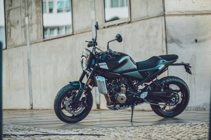 Husqvarna Svartpilen 801 2024: la neo-retro bicilíndrica