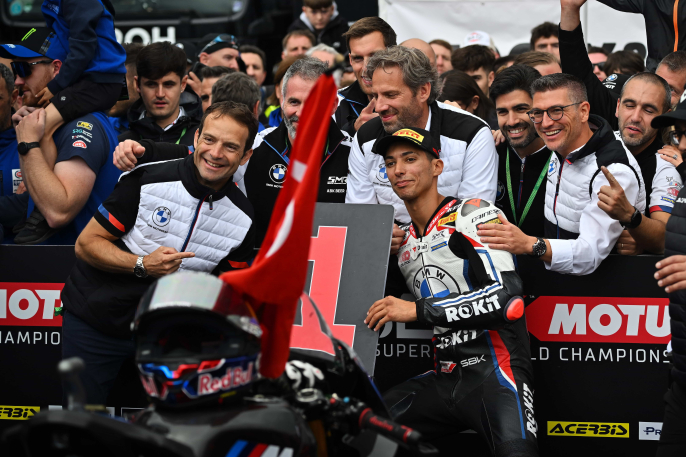 Otro triplete y liderazgo absoluto para Razgatlioglu en Donington