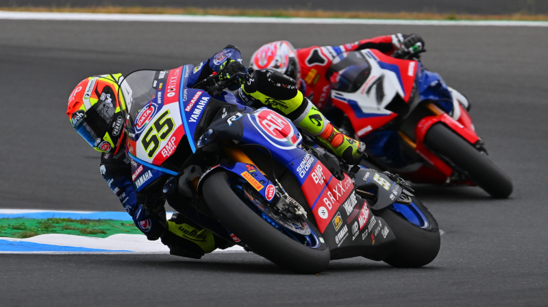 El WSBK 2024 ya esta pasando por la segunda mitad de la temporada y varios equipos ya están haciendo balances, como Yamaha y Honda. Las estructuras japonesas no están pasando por un buen momento en el Mundial de las derivadas de serie, pero por motivos distintos. La marca de los diapasones no logra hacer que un gran piloto como Jonathan Rea saque todo su potencial. Por su parte, el ala dorada se encuentra entre bajos rendimientos y una mecánica que parece no avanzar. Los directores deportivos de ambas en WSBK, Paul Denning (Yamaha) y Jose Escamez (Honda), puntualizaron en lo que fue la primera mitad del año deportivo. Yamaha: "No podría haber ido peor" La salida de Toprak Razgatlıoğlu y la llegada de Jonathan Rea esperanzó a la escudería. Sin embargo, el 6 veces campeón del mundo viene teniendo una temporada con muchos altibajos. Inclusive su compañero, Andrea Locatelli esta mejor posicionado, siendo 5to en el campeonato, aunque aun sin ganar ninguna carrera. En ese sentido, Denning habló de la competitividad esta temporada: “En primer lugar, WorldSBK como competición es más intenso que nunca. Hay una gran diferencia en comparación con hace sólo un año, y es que una ligera falta de rendimiento o de comodidad y confianza en los pilotos se traduce en acabar décimo en lugar de cuarto o quinto". "En realidad, no puedo decir nada malo, aparte de que tenemos que maximizar el rendimiento y el potencial de la moto en general, con el nivel de nuestros competidores este año en comparación con hace un año para estar en Top 6, por no hablar de luchar por el podio" continuó el Team manager. Además hizo referencia los malos rendimientos de Rea: “Con JR, ha habido mucha esperanza, expectación y emoción. Un Hexa campeón del mundo termina su contrato antes de tiempo para venir a Yamaha y no podemos ocultar que no podría haber ido peor. Ha habido algunos problemas técnicos y caídas y una lista de cosas que han limitado su rendimiento. Creo que todavía no hemos visto al mejor Jonathan y eso es esencial en cuanto a la confianza, la configuración técnica y la capacidad de sacar lo máximo de un paquete que todavía es relativamente nuevo para él.." concluyó. Honda: “No estamos en el lugar o posición que pensábamos que íbamos a estar” Honda apostó por la misma formación de pilotos que la temporada pasada, esperando dar un gran salto de calidad. No obstante, las lesiones, los malos rendimientos y el avance en mecánica de los otros equipos hicieron que el ala dorada esté última en el ranking de fabricantes. Escamez se hace cargo de esto: “Es cierto que no estamos en el lugar o posición que pensábamos que íbamos a estar, ya que con este nuevo modelo teníamos muchas expectativas. Ha sido más difícil de lo esperado y, de hecho, a veces puede ser frustrante ver que no estamos rindiendo al nivel que creemos que podemos estar”. Parte del momento del equipo, según el Team Manager se debe a la mecánica: "El mayor reto es que todavía estamos sufriendo con algo del pasado: parar la moto, hacerla girar y mejorar el agarre. Son puntos clave que tenemos que mejorar, pero es algo que arrastramos de años anteriores. Ha habido algunas mejoras, pero no lo vemos reflejado debido a que otras marcas han dado un gran paso”. Además, pone todas sus fichas al 2025:  "Estamos trabajando ya en nuestra estrategia de 2025. Personalmente creo que va a ser mucho mejor porque la fábrica ha hecho un gran esfuerzo para estar donde queremos estar. No va a haber excusas".