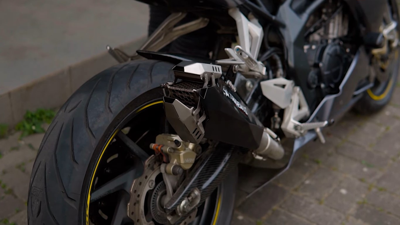 Tridente Scorpion: el escape que regula el volumen de la moto