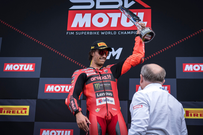 WSBK Magny Cours 2024: Bulega triunfa y se ilusiona