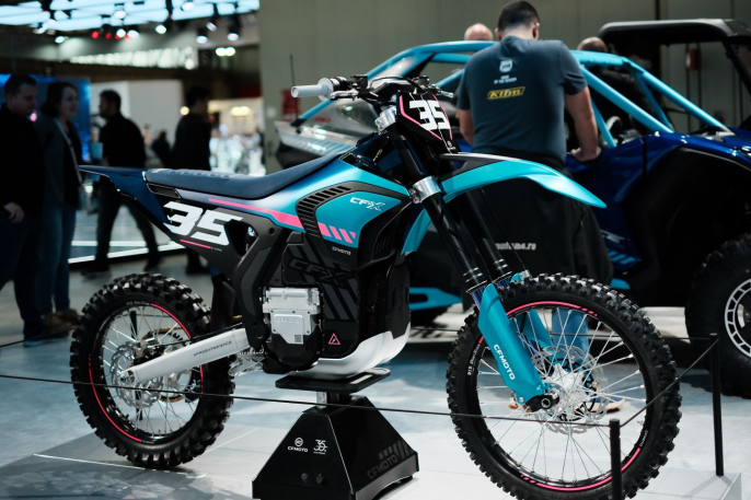 CFMoto revoluciona el EICMA 2024: tricilíndricas, cross y un V4