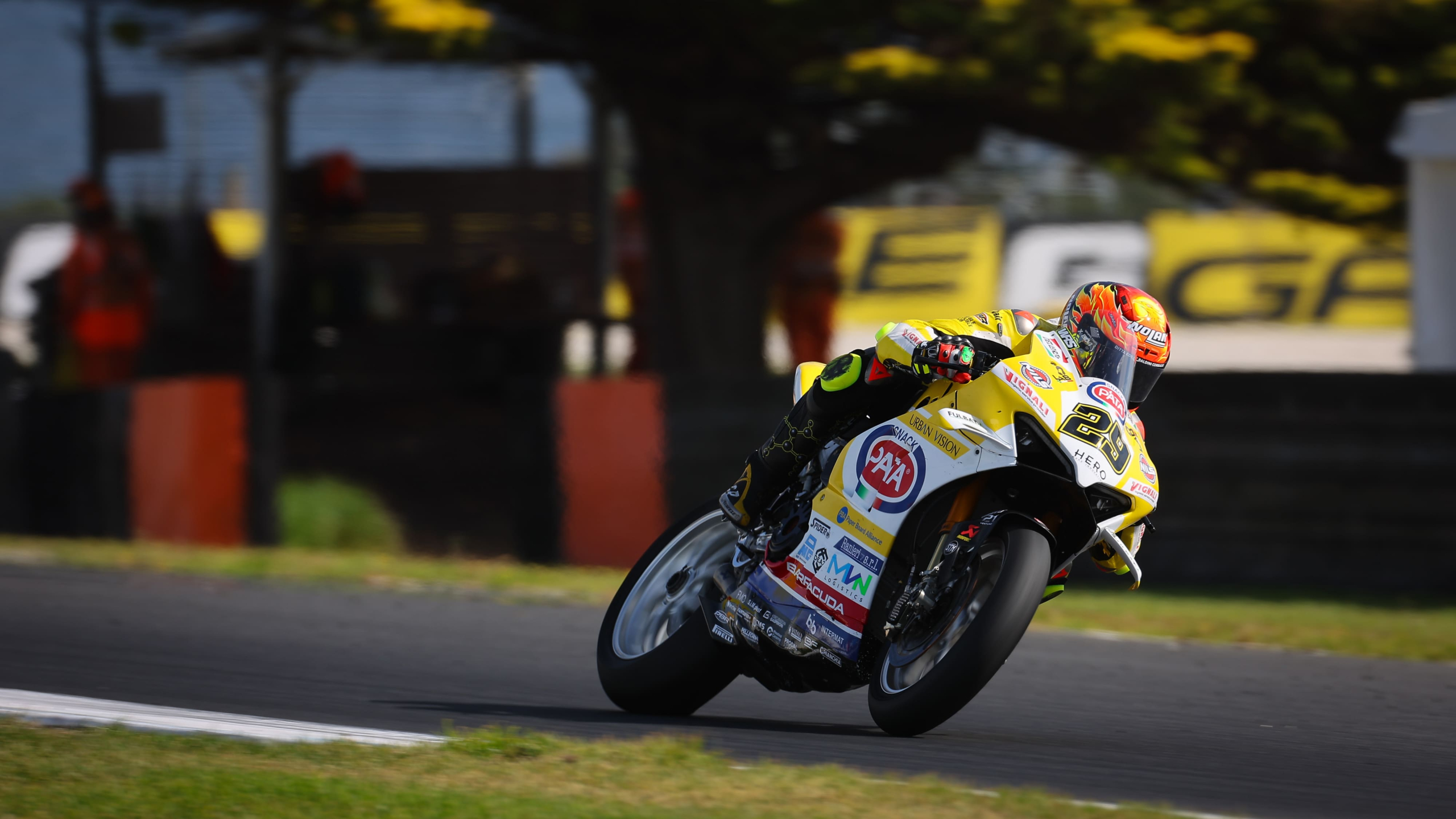 WSBK: Bulega y Iannone, los más rápidos del viernes en Australia