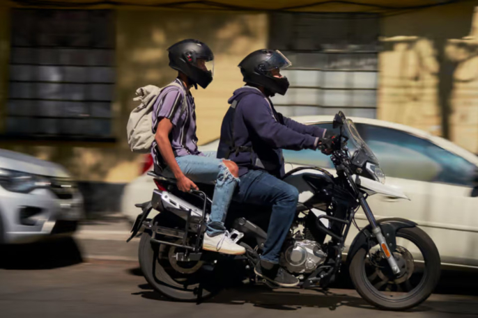 Circulación de dos personas en motos: ¿prohibir para asegurar?