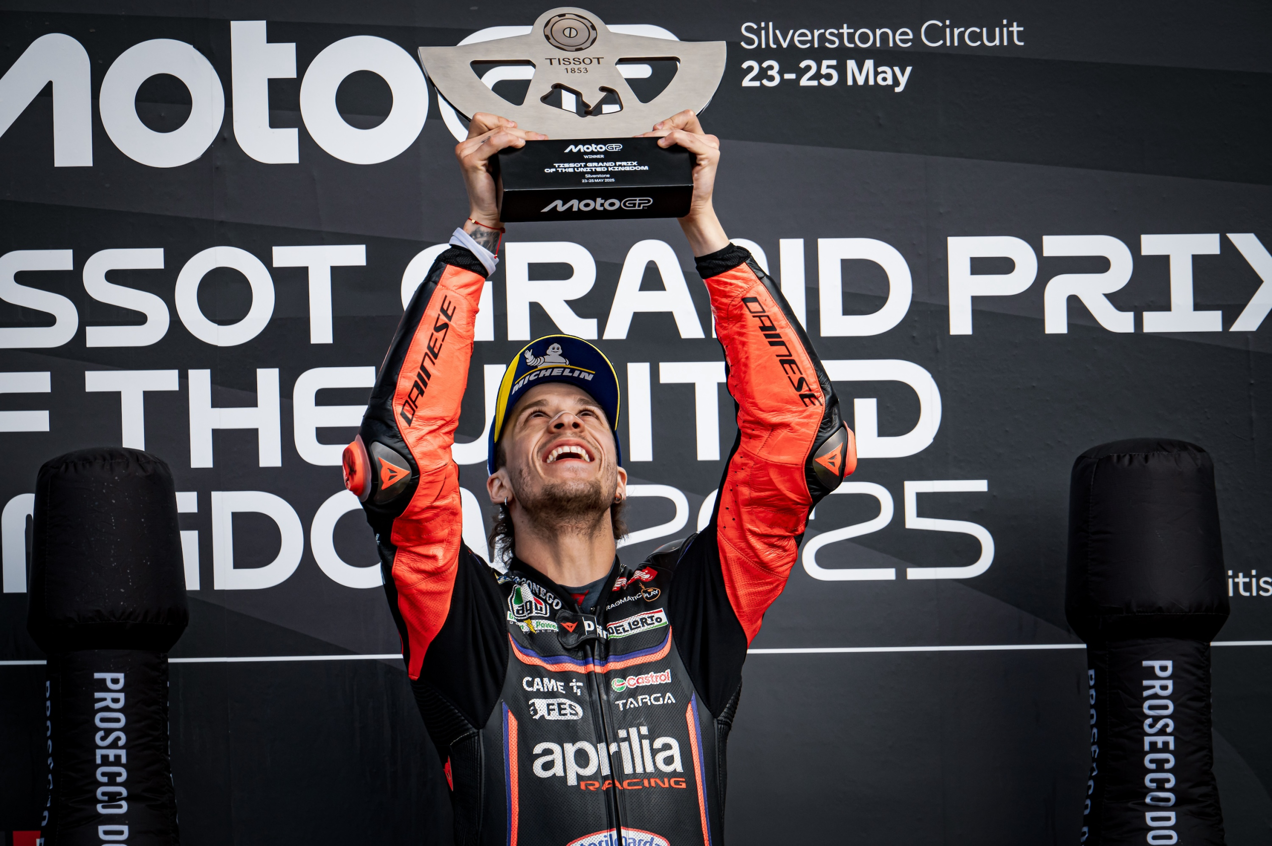 GP de Gran Bretaña 2025: Bezzecchi gana en otro caos de carrera