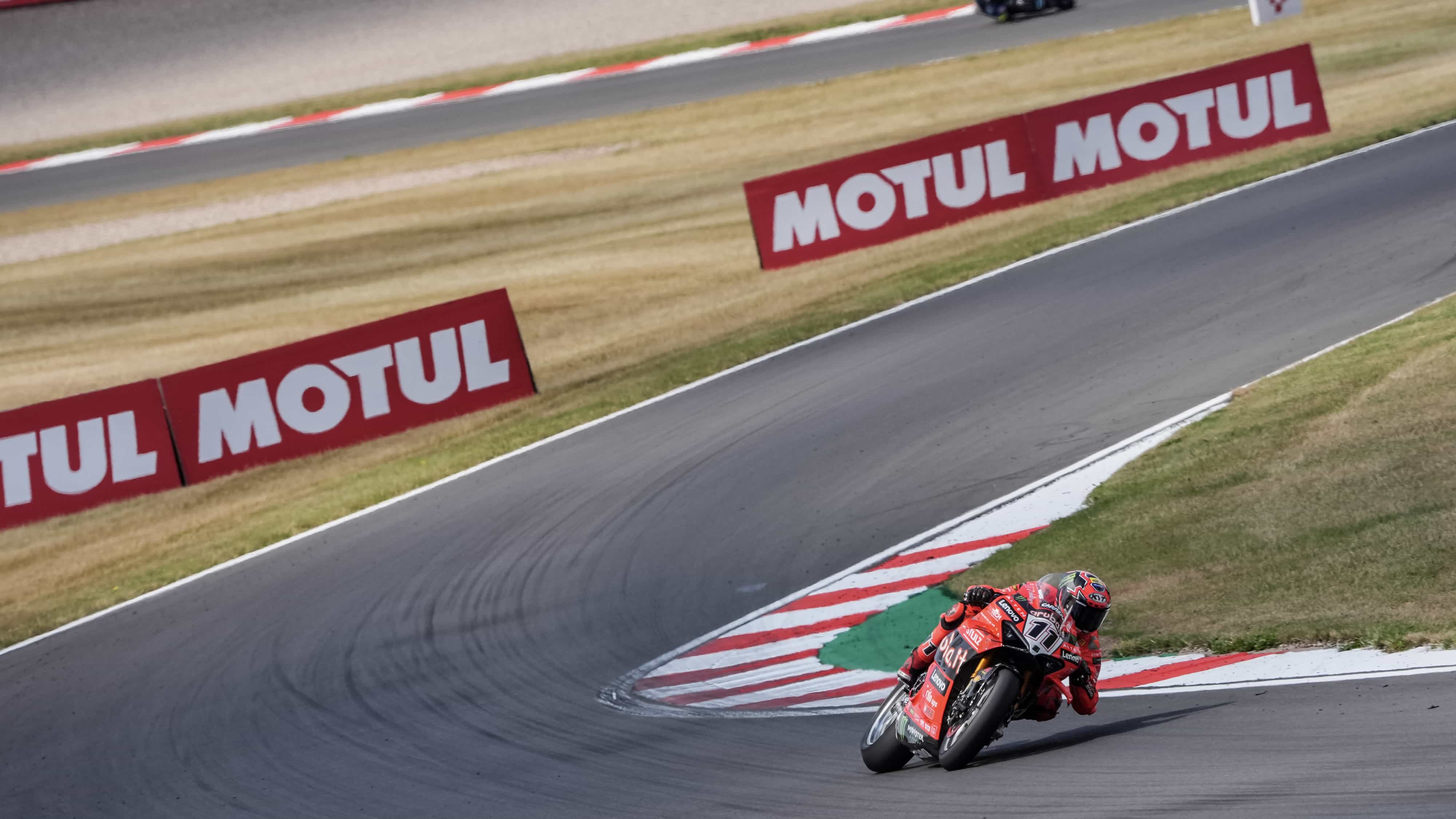 WSBK: Triplete histórico de Razgatlioglu en Donington