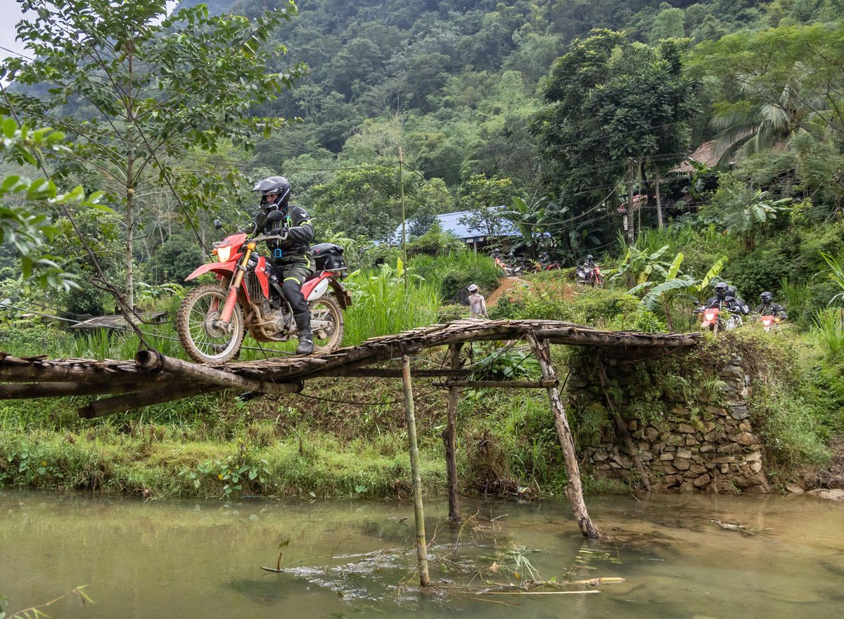 Dainese presenta una travesía en moto por Vietnam
