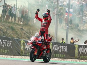 El Mundial de MotoGP 2025 llegó al receso con Márquez como líder absoluto, Bezzecchi brillando en Aprilia y un Jorge Martín envuelto en polémicas que encendieron el paddock.