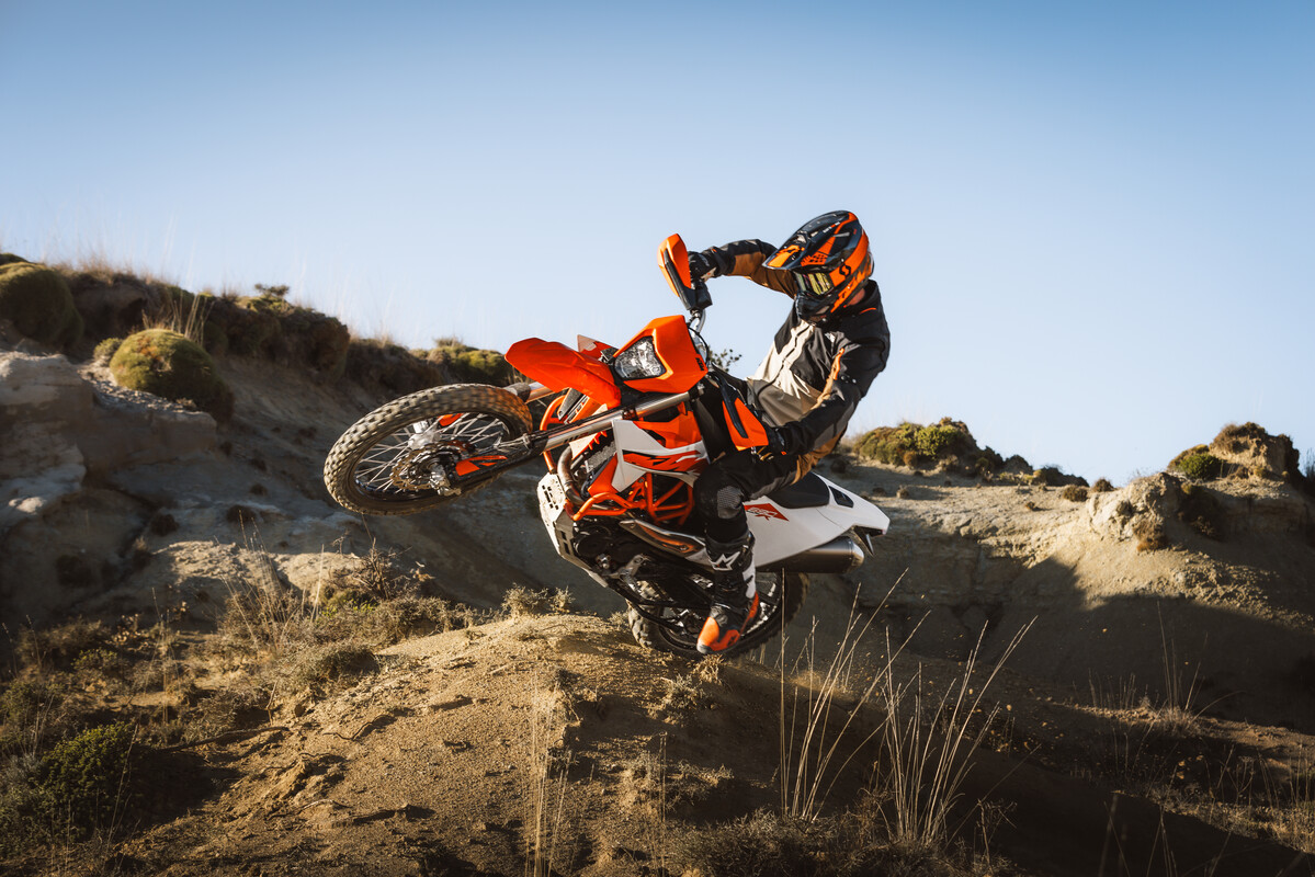KTM presentó las 690 Enduro R y 690 SMC R 2026