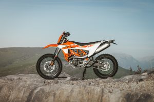 KTM presentó las 690 Enduro R y 690 SMC R 2026
