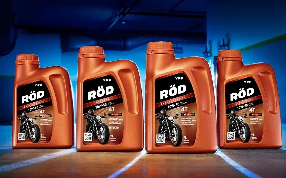 La empresa YPF (Yacimientos Petroliferos Fiscales) lanzó su nueva línea de lubricantes de ultima generacion: YPF RÖD. Estos se enfocan en garantizar "las demandas técnicas de los fabricantes y ofrecer un cuidado superior del motor".  La línea YPF RÖD, propone distintos productos para motocicletas y cuatriciclos con motores de 2 y 4 tiempos. Posee productos con distintos grados de viscosidad que se adaptan a los diferentes tipos de motos y estilos de conducción, ya sea para la intensa conducción urbana, los largos viajes en ruta o la competición. Sus fórmulas garantizan la protección del motor, el aumento de su rendimiento y el ahorro de combustible, extendiendo la vida útil del motor. “Esta nueva línea se adapta a las exigencias de los diferentes fabricantes de motos, abarcando distintas viscosidades y cumpliendo los intervalos de cambio recomendados por cada uno de ellos”, afirmó Carlos Luque, gerente de servicio técnico en YPF.  Dicha generación de lubricantes fue creada para satisfacer los niveles API de calidad que garantizan un alto rendimiento del motor. Asimismo, cumple con la norma JASO T903 MA2, lo que asegura una larga vida y máximo desempeño del embrague.  Multifuncionalidad Dicha gama esta compuesta por el RÖD 4T 10W-50 (pensado para motos sometidas a altas exigencias y para la competición), el RÖD 4T 20W-50 (ideado para  motocicletas y motos de baja cilindrada que se utilizan en el intenso tránsito de las ciudades); RÖD 4T 10W-30 (semisintético y pensado con objeto de mejorar la economía de combustible); RÖD 4T 10W-40 (también semisintético adaptable a la mayoría de los climas y aplicaciones); RÖD 2T (para motores de 2 tiempos). Por ultimo, la familia incluye un lubricante en aerosol de gran adhesividad diseñado para proteger las cadenas de motocicletas.  Otro dato a destacar es que esta línea cuenta con Tecnología en Evolución Constante (TEC).  La misma le permite a los YPF RÖD estar a la vanguardia mas allá de los cambios implementados por las grandes fabricantes en sus motores.  El prestigio de YPF RÖD no solo se basa en sus características técnicas, sino también en su aceptación y recomendación por parte de marcas reconocidas a nivel mundial. Entre ellas se encuentra Kawasaki, que sugiere la utilización de estos lubricantes en sus motos. De esta forma modelos como toda la gama KX u otras como las Ninja podrán gozar de las bondades de este lubricantes. 