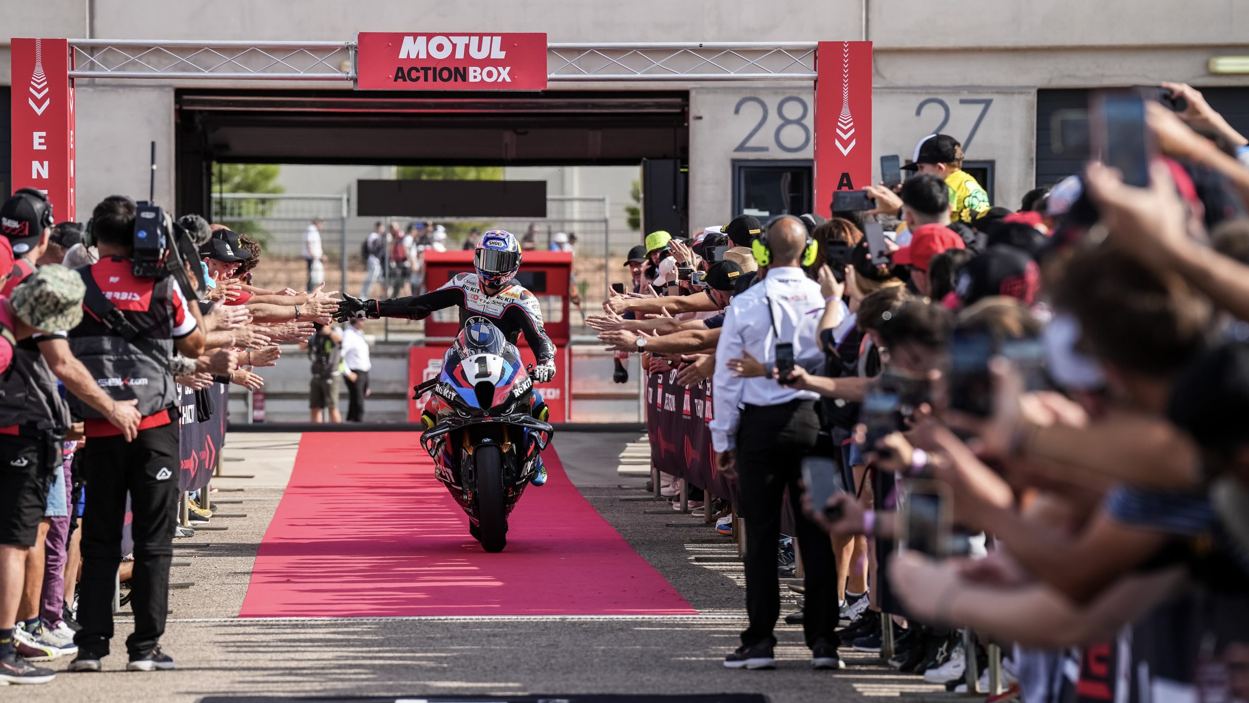 Bulega termina la racha de Razgatlioglu en Aragón