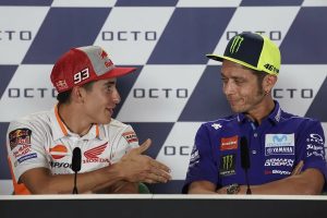 "Es un hijo de p***", a 10 años de la patada de Rossi a Márquez