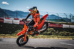 KTM 450 SMR 2026: "Derrapa más allá de los límites"