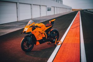 KTM 990 RC R 2026: 130 cv de pura potencia pistera