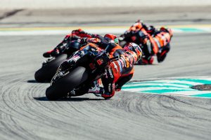 KTM anunció una reducción del 50% en el departamento de carreras