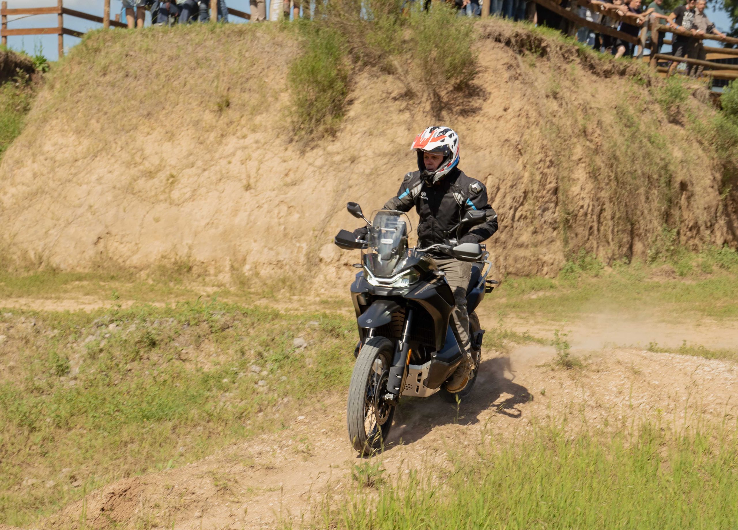 CFMoto presentó la 800MT-X en el Travel Fest 2025