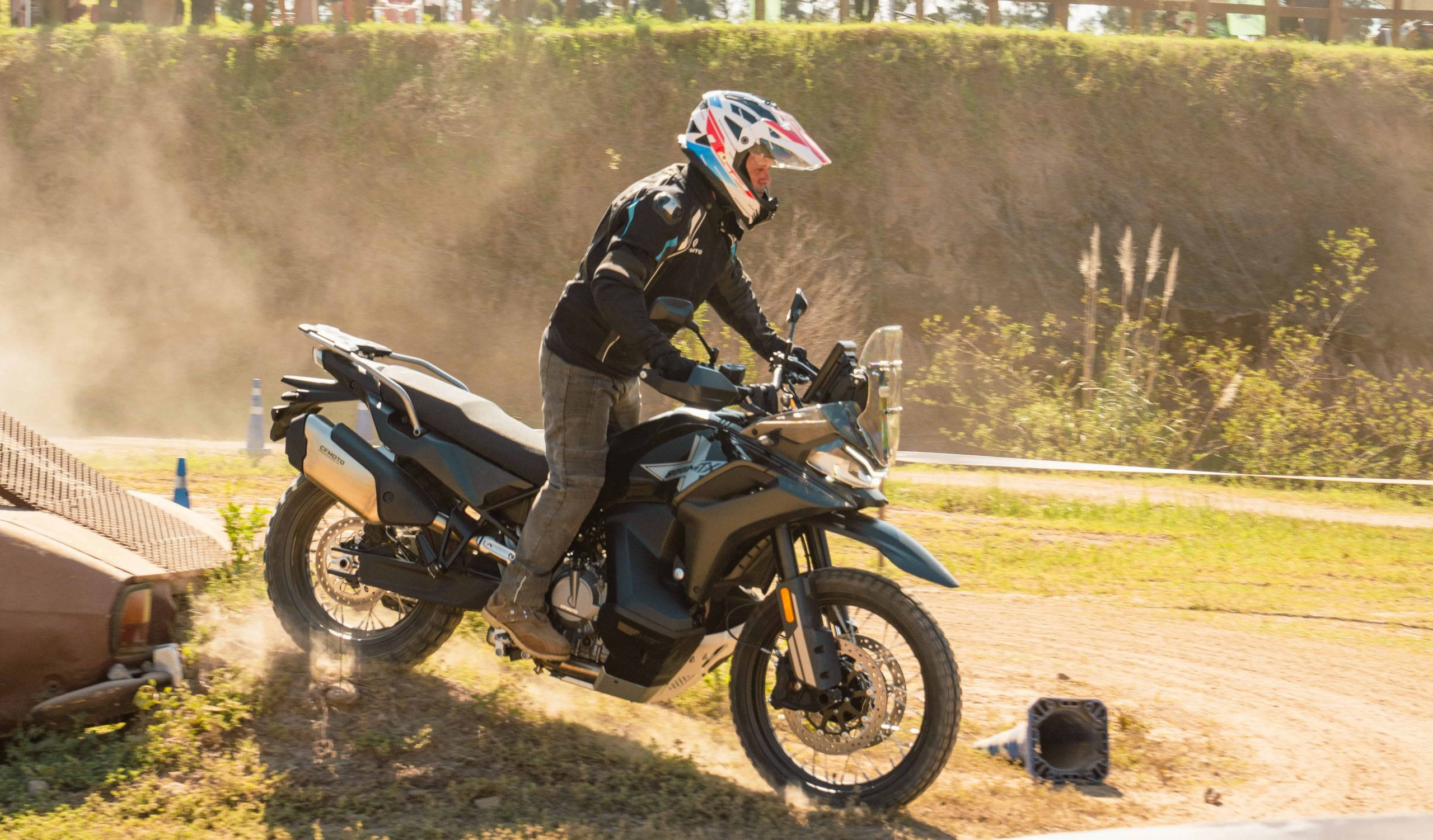 CFMoto presentó la 800MT-X en el Travel Fest 2025