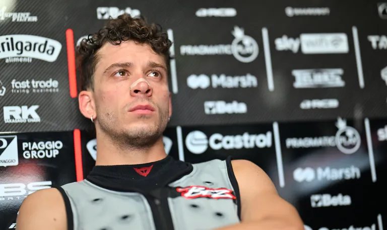 Bezzecchi recibió una sanción por el incidente con Marc Márquez