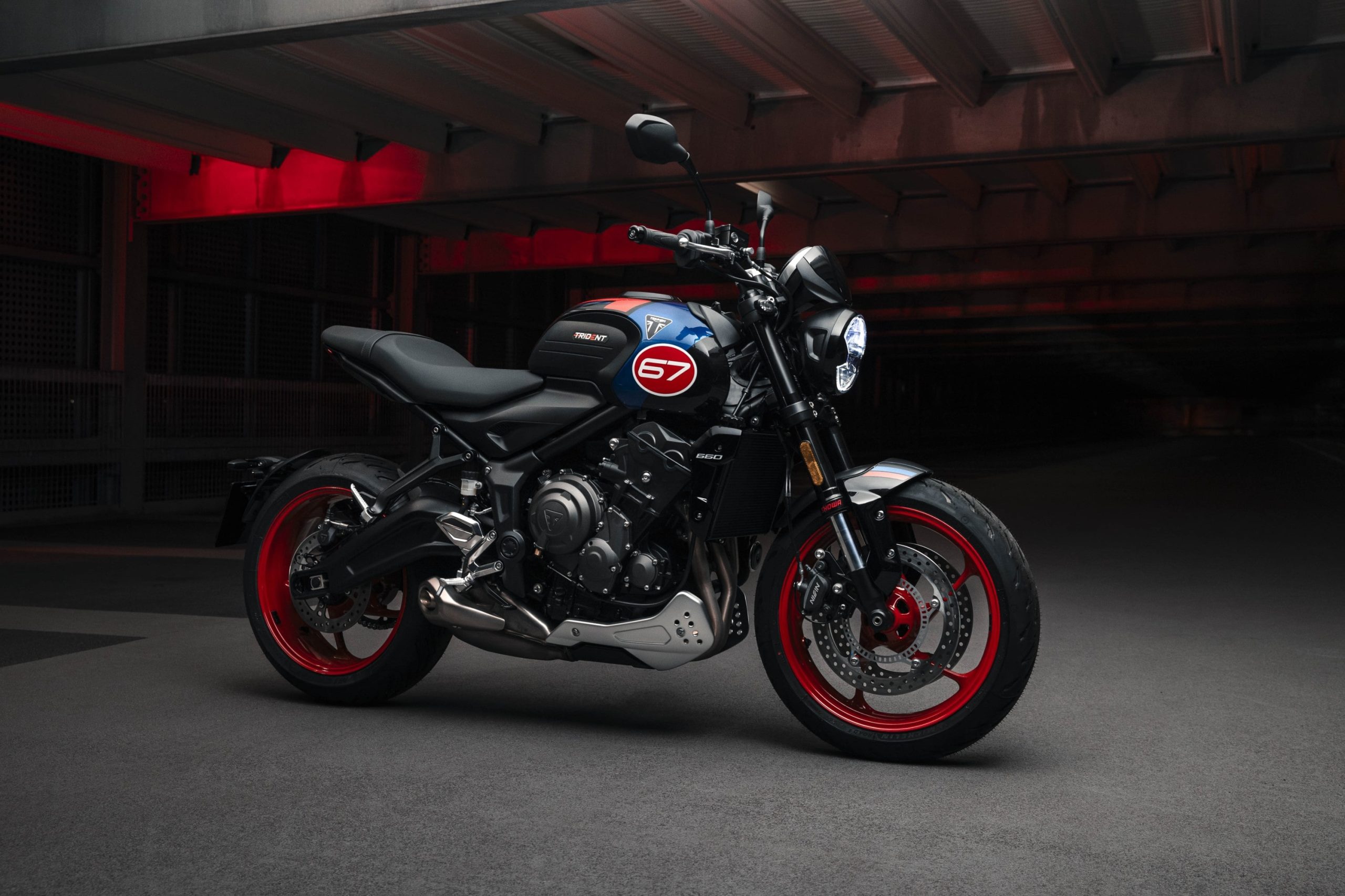 Triumph Chile recibe a la Trident 660 Triple Tribute, una naked de media cilindrada con una estética de competición retro, que homenajea los triunfos de la marca en el motociclismo deportivo. La misma cuenta con numerosas novedades en diseño, rendimiento y tecnología. La Triple Tribute tiene en su corazón un motor tricilíndrico de 660 cc, el cual ofrece una potencia máxima de 81 CV a 10.250 rpm y un torque de 64 Nm a 6.250 rpm. El acelerador electrónico y la curva de par lineal logran que la entrega de potencia sea intuitiva tanto en el uso citadino como al tomar curvas en la carretera. El silenciador lateral, compacto y minimalista, con un acabado de acero inoxidable, emite un inconfundible y profundo sonido. La motocicleta cuenta con seis velocidades que permiten una conducción sencilla, que mejora con la incorporación de serie del asistente Triumph Shift Assist, la tecnología propia del fabricante europeo que permite subir y bajar de marchas de forma suave y sin embrague, haciendo más fácil la conducción urbana y mucho más emocionantes los viajes por autopista. Por otro lado, el chasis tubular de acero se combina con las suspensiones de altas especificaciones. En el apartado de suspensiones equipa una horquilla invertida Showa SFF-BP de 41 mm como el amortiguador ajustable en precarga. En los neumáticos incorpora unos Michelin Road 5 que ofrecen un destacado agarre tanto en una superficie mojada como en seco, mientras que el doble disco de freno delantero de 310 mm con cáliper Nissin de dos pistones brinda una potencia de frenada suave y progresiva. Entre sus novedades se encuentra el ABS optimizado para curvas, el cual toma la información procedente de la unidad de medición inercial (IMU) y ajusta los parámetros de cada frenada según la inclinación, ofreciendo el máximo control y confianza en las curvas. El nuevo control de tracción optimizado para curvas ajusta la entrega de potencia en función del ángulo de inclinación y del agarre del asfalto en cada momento para mantener el control según el modo de conducción seleccionado. Los modos de conducción Road, Rain y el nuevo Sport ajustan la respuesta del acelerador y el control de tracción para adaptarse a las condiciones del piso o al estilo del conductor. La nueva Trident 660 Triple Tribute tiene una garantía de cuatro años, con intervalos de mantenimiento cada 16.000 km o 12 meses. En el mercado chileno tendrá un precio de lanzamiento desde $ 9.090.000 (financiamiento vía Forum y bono de marca de $ 200.000). Además, se puede personalizar con una gama de 32 accesorios, que incluye protectores para el depósito, el chasis y las tapas del motor, toma USB, kit de equipaje resistente al agua, puños calefactables, alarma, rastreador y múltiples candados, entre otros.