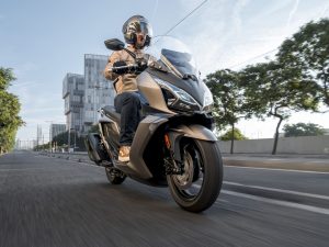 Kymco Downtown 350 GT y AK Premium 575: los dos maxiscooter que llegan al país