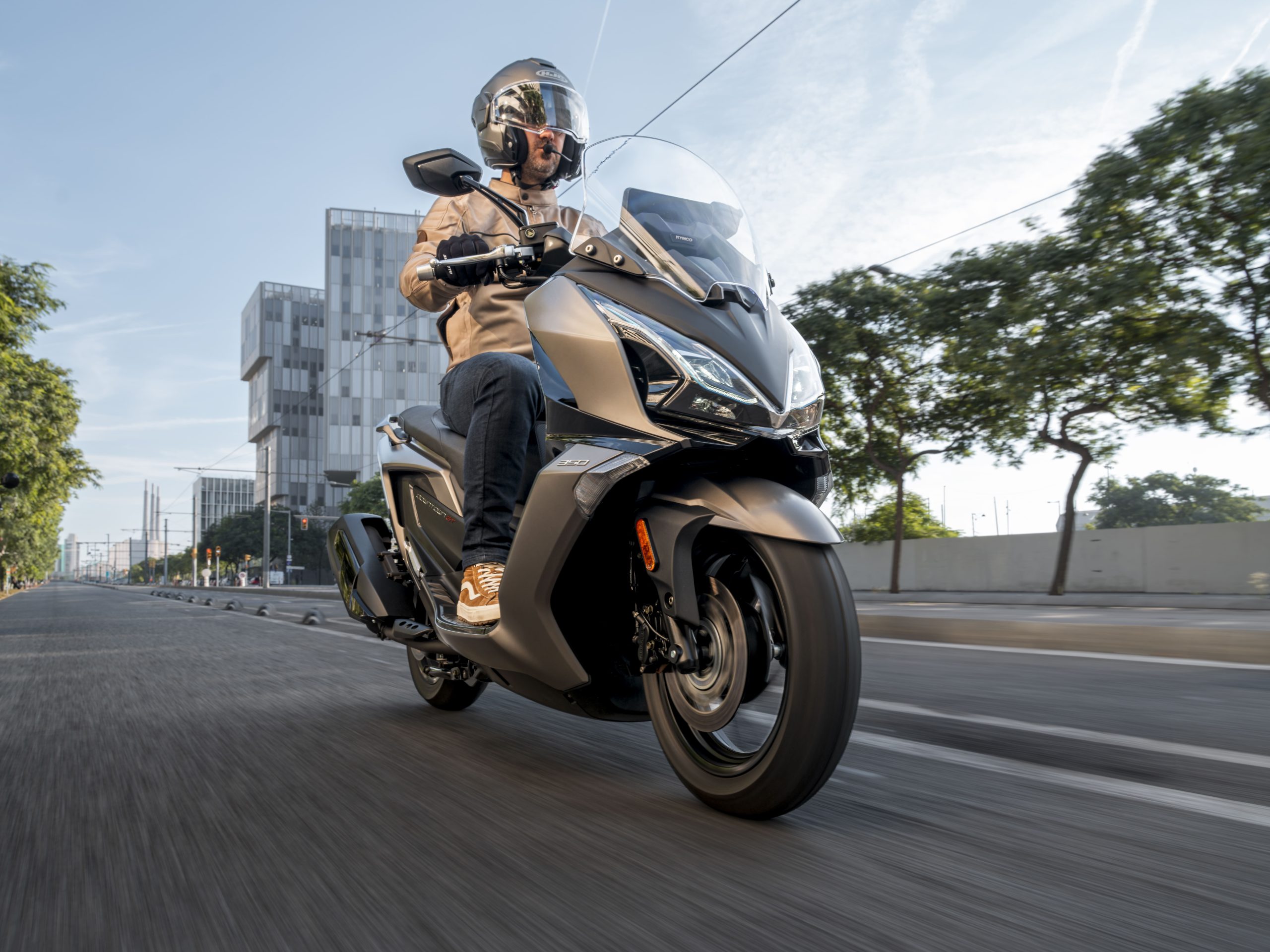 Kymco Downtown 350 GT y AK Premium 575: los dos maxiscooter que llegan al país