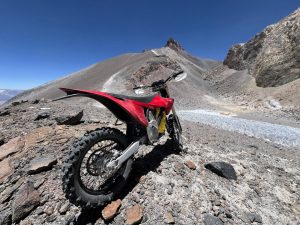 La moto eléctrica Stark Varg rompe el récord mundial de altura