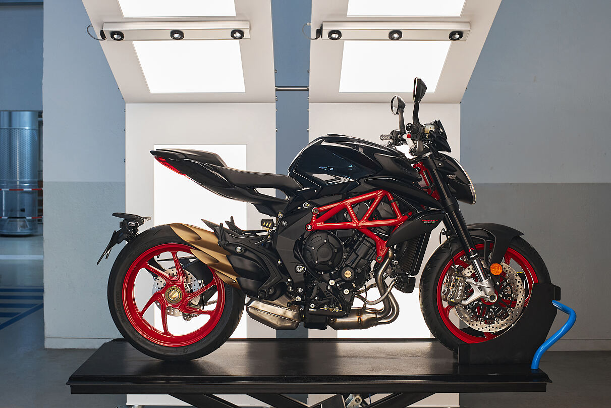 MV Agusta Brutale 800 Nero Carbonio: calidad en rossonero