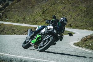 Kawasaki mejora sus motos hibridas