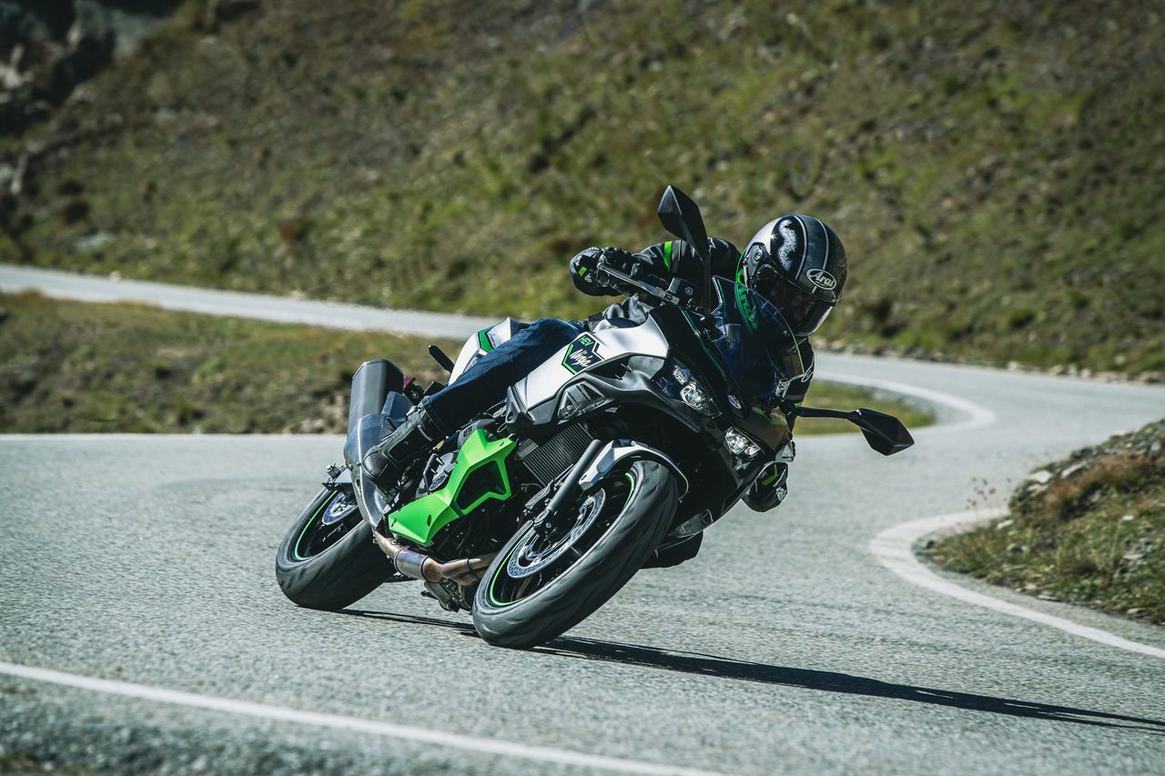 Kawasaki mejora sus motos hibridas