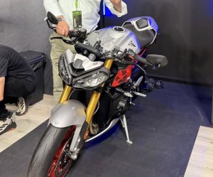 Triumph en la F2R: una naked con ADN deportivo y una crossover bien equipada