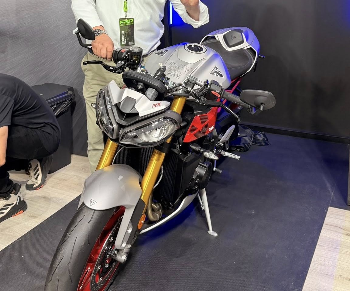 Triumph en la F2R: una naked con ADN deportivo y una crossover bien equipada