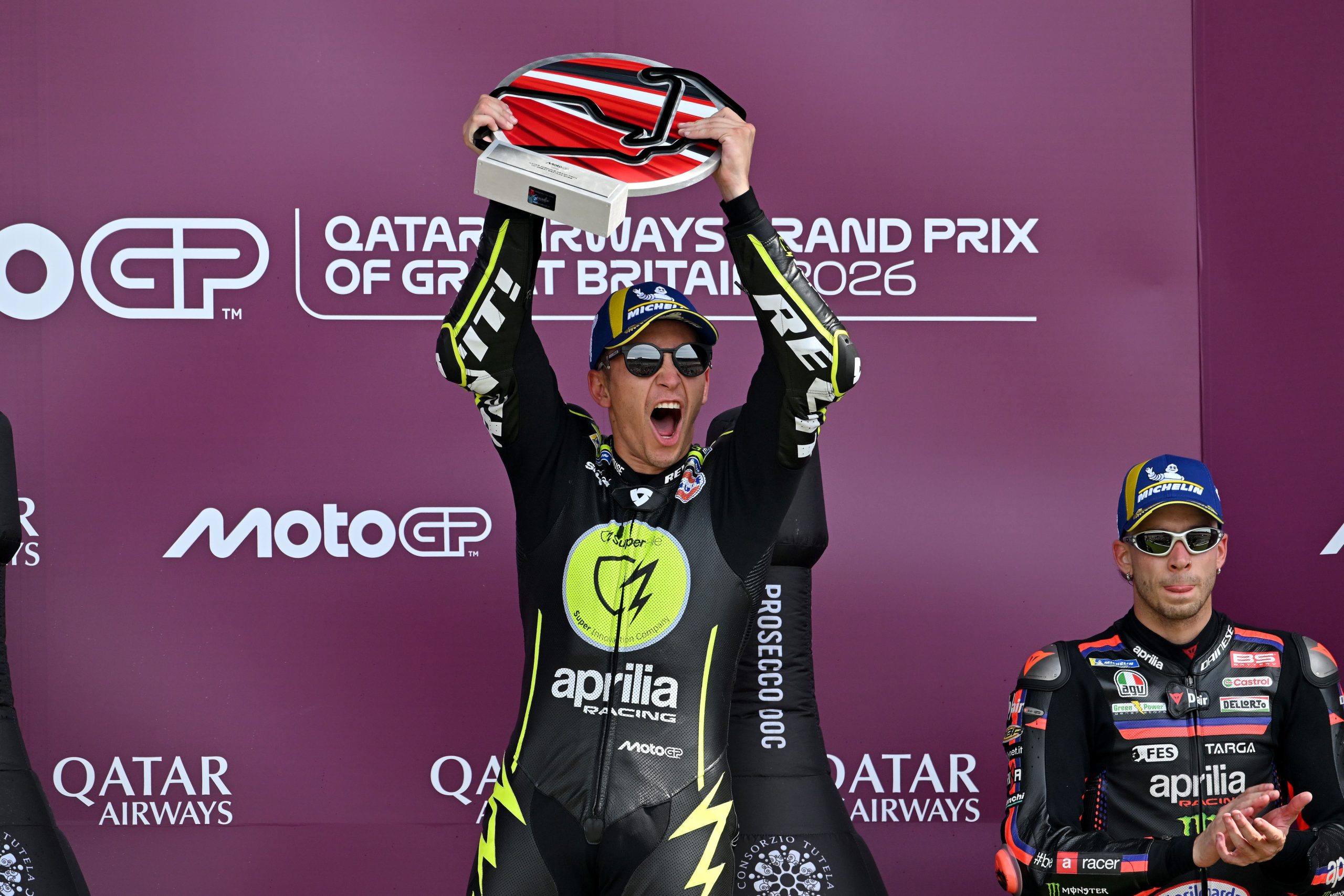 GP de Gran Bretaña 2026: Raúl Fernández triunfa en un festival de Aprilia